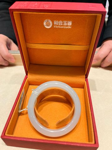 想选一款和田玉的手镯,朋友推荐海信和合玉器